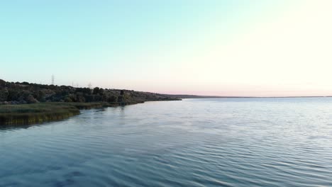 Kräuselungen-Auf-Der-Wasseroberfläche-Des-Brates-sees-Während-Des-Sonnenaufgangs-In-Rumänien