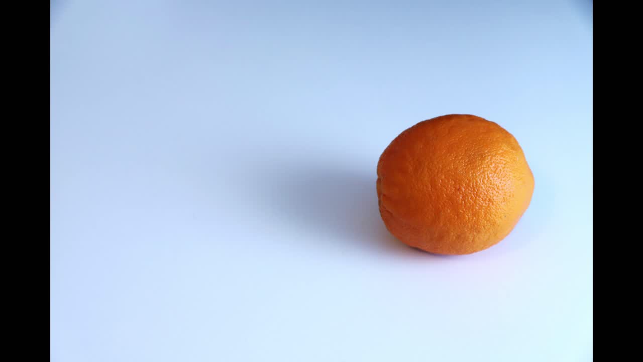 toda la fruta naranja haciendo círculos en stop motion aislado sobre fondo blanco.