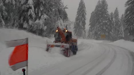 soplador de nieve claro camino cubierto de nieve en la selva negra, alemania