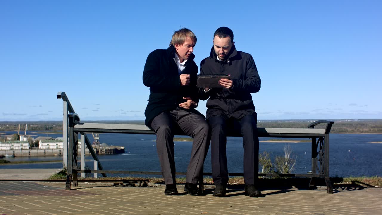 태블릿을 가지고 비공식적인 회의를 하는 사업가