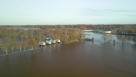 Vehículos-Recreativos-Estacionados-En-Llanuras-Inundadas-En-Emsland,-Alemania