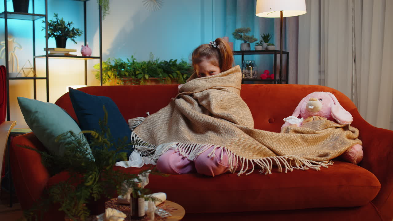 아픈 아이, 감기나 알레르기를 고 있는 소녀, 집 소파에 앉아 재채기를 하고, 킨에 을 어