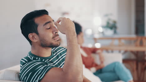 Stress,-Konflikt-Und-Mann-Auf-Einem-Sofa-Im-Streit