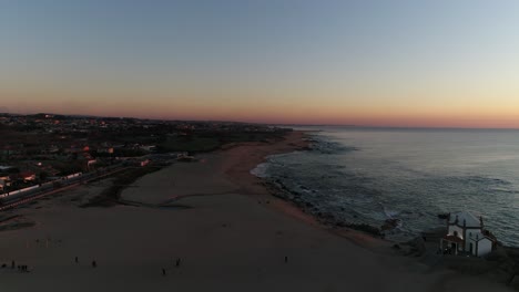 Olas-En-Una-Playa-De-Arena-Al-Atardecer