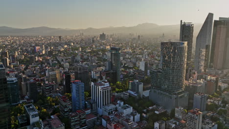 Toma-Panorámica-Aérea-V17-De-La-Ciudad-De-México-Que-Captura-El-Paisaje-Urbano-Del-Centro-Con-La-Hermosa-Luz-Del-Sol-Cubriendo-Todo-El-Vecindario-Al-Atardecer---Filmada-Con-El-Cine-Mavic-3---Diciembre-De-2021