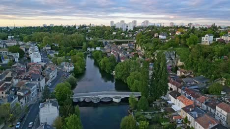 Pont-Joubert-bridge-on-Clain-river-at-Poitiers,-France