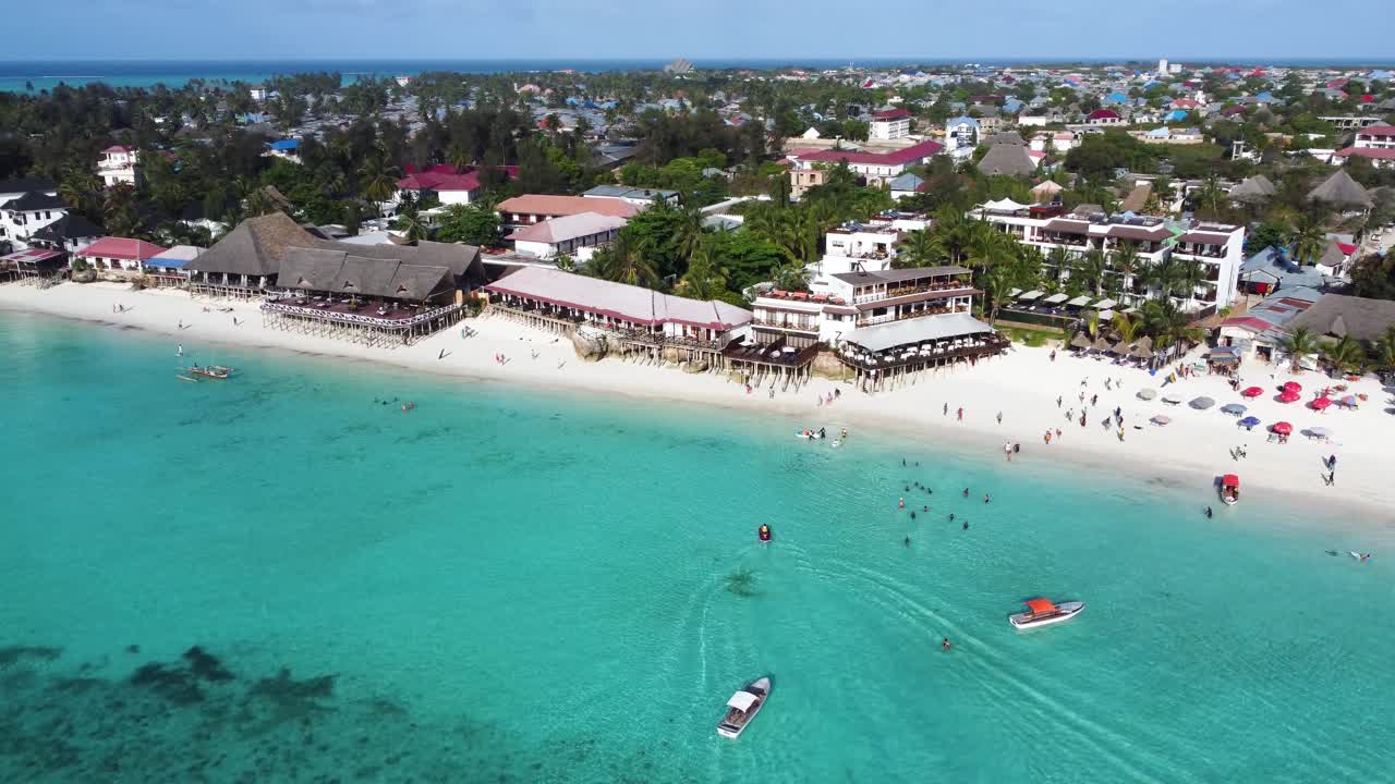 아프리카 탄자니아의 열대 섬 지바르에서 은 푸른 날과 은 바다의 푸른 물에서 촬영된 놀라운 드론 사진입니다.
