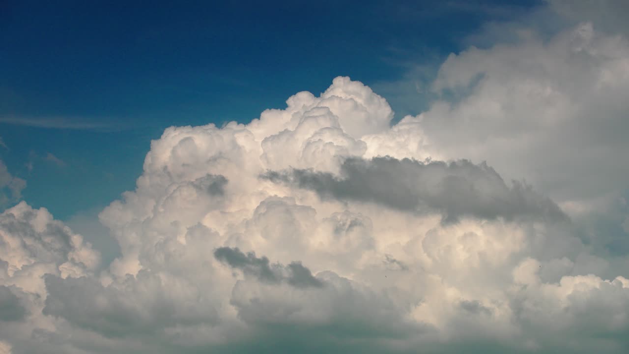 primer plano de la formación de nubes cumulonimbus blancas en el cielo