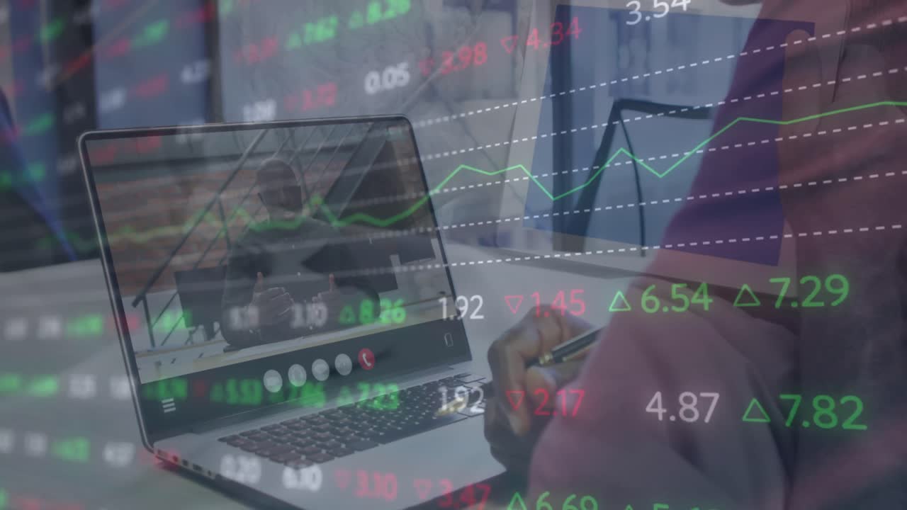 animazione dell'elaborazione dei dati del mercato azionario sulla sezione centrale di un uomo che ha una videochiamata sul portatile