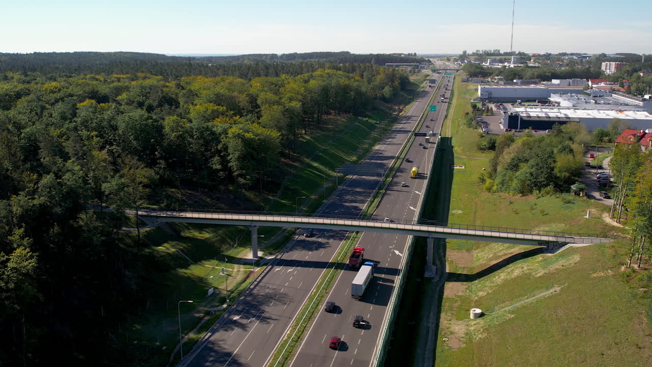 ⁇ 은 날 에 숲 에 있는 나무 들 이 있는 교외 지역 의  ⁇ 비는 교통 도로 의 대공 사진 - 폴란드 의 그디니아