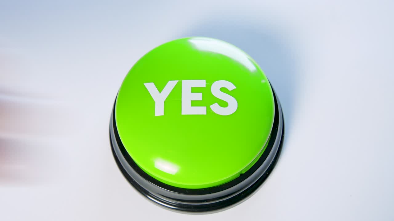 녹색 '예' 버튼을 누르는 젊은 여성: 합의, 동의, 승인, 수락, 활성화의 개념, 실제 인터페이스 버튼을 러, 투표, 선택, 긍정적 인 결정, 검토, 피드백