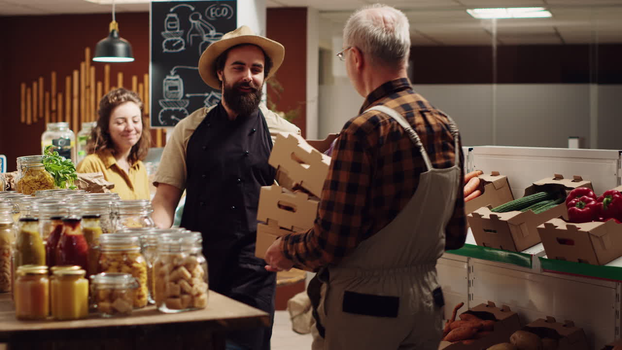 el granjero rellena el supermercado con verduras.