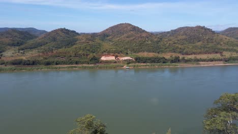 在泰國白天看到梅康河和山脈的全景