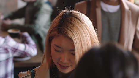 Hermosa-Mujer-Asiática-En-Un-Café-Barista-Pagando-Sirviendo-A-Los-Clientes-En-Un-Restaurante-Concurrido