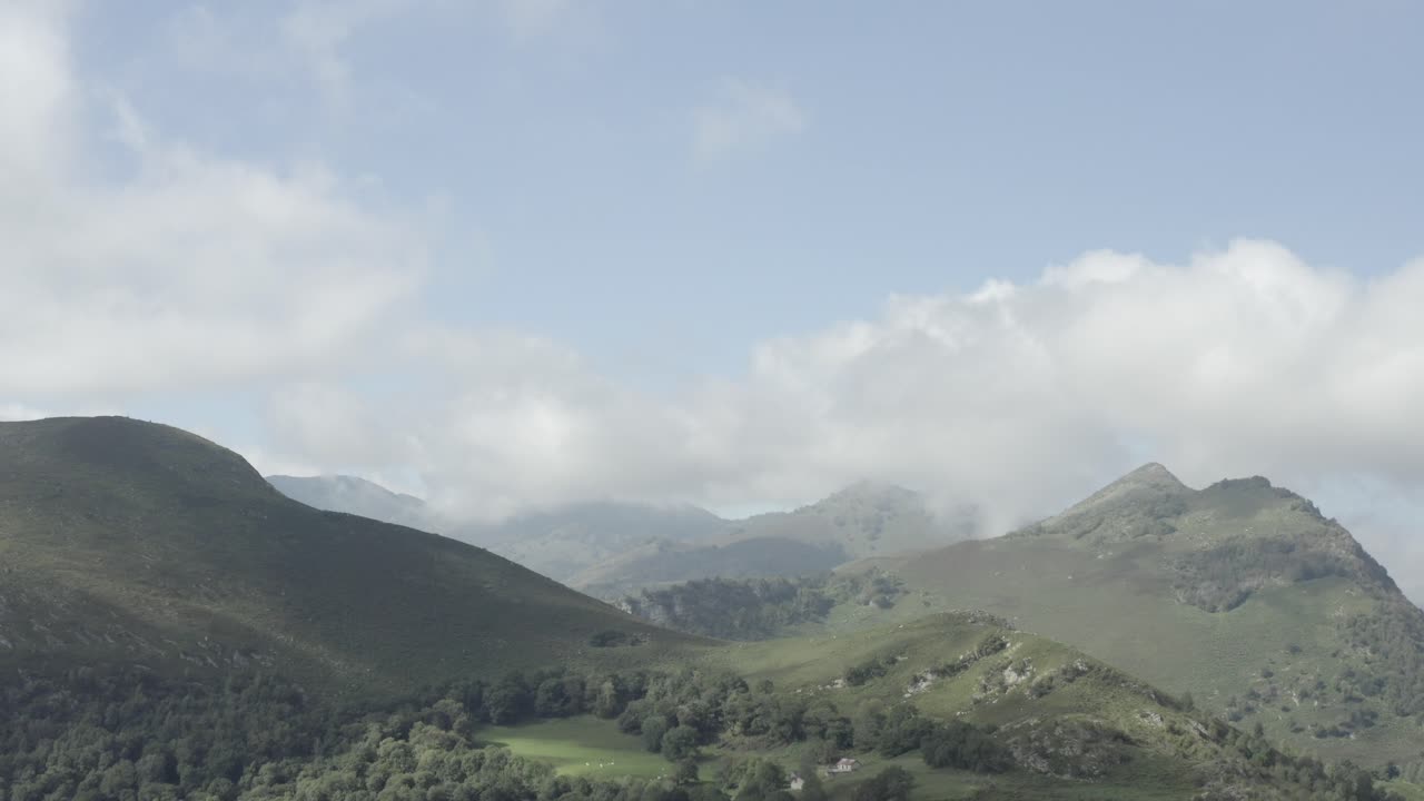 Montagne degli Alti Pirenei in estate, Francia