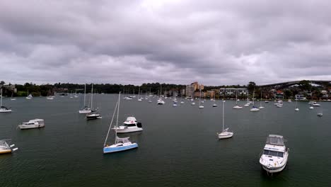 Ruhe-Auf-Dem-Wasser:-Ein-Ruhiger-Yachthafen-Voller-Boote-Vor-Einem-Bewölkten-Himmel-Im-Hintergrund