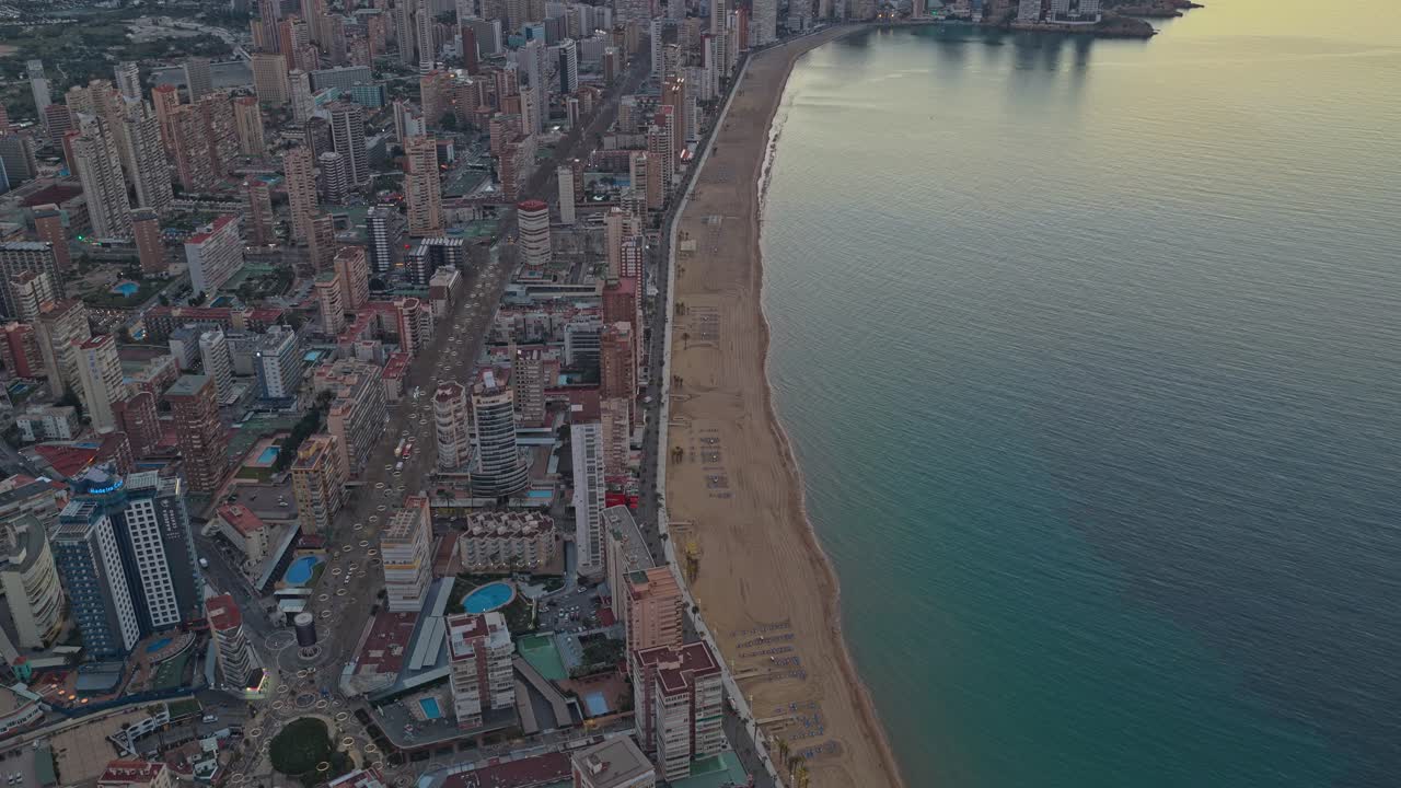 Skyline di Benidorm e spiaggia di Poniente all'alba