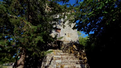 Der-Wächterturm-Erhebt-Sich-Hoch-Am-Eingang-Der-Antiken-Stadt-Butrint-Und-Ist-Ein-Wächter-Des-Archäologischen-Erbes,-Der-Die-Vergangenheit-Schützt