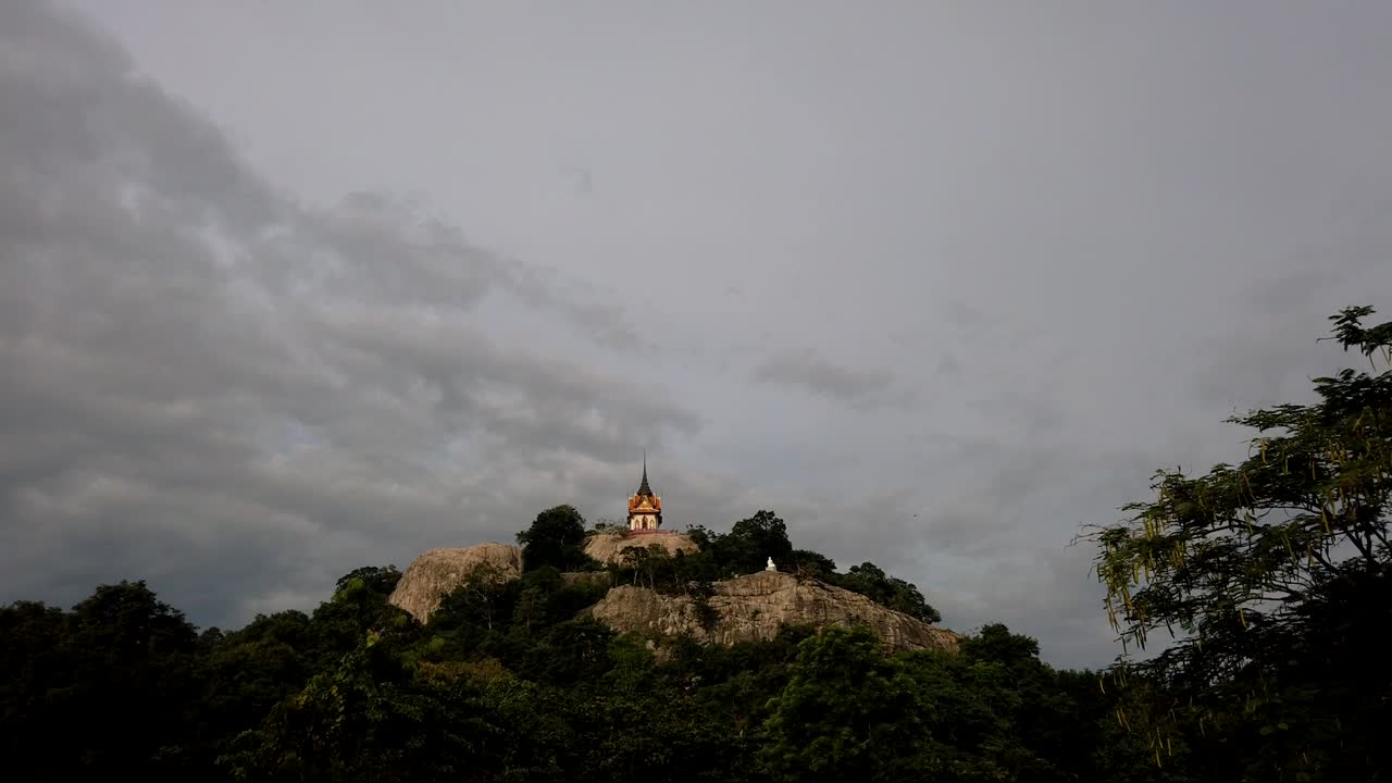 wat phra phutthachai es un destino turístico para extranjeros y ciudadanos tailandeses que buscan bendiciones