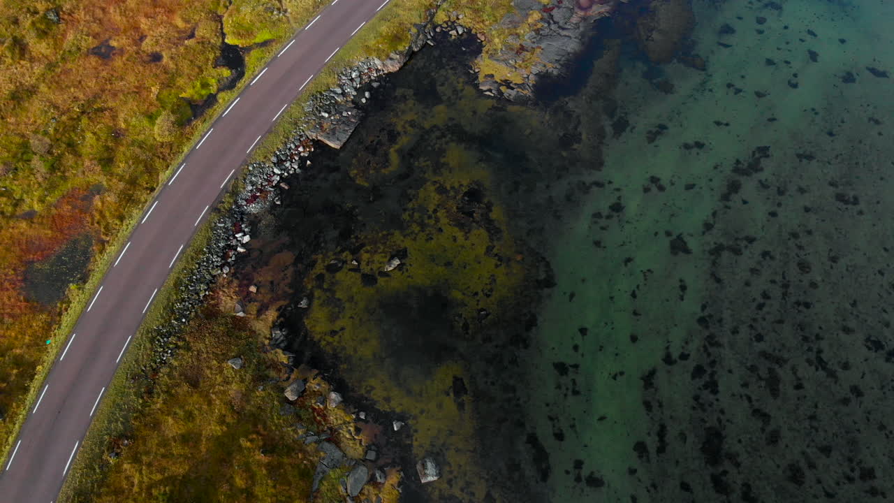 도로 에서 비행하는 드론과 지나가는 자동차