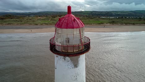 Faro-De-Talacre---Punto-Del-Faro-De-Ayr-Con-Gente-Caminando-En-La-Playa-En-Gales,-Reino-Unido