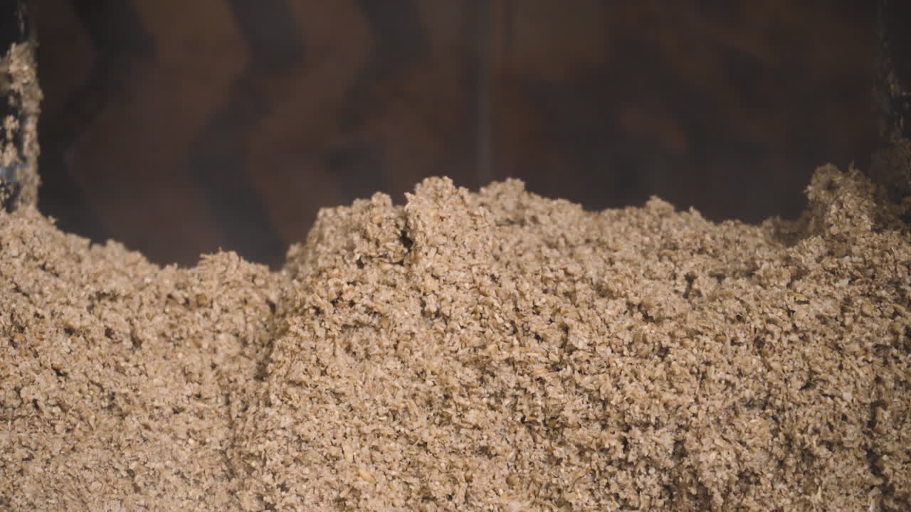 양조장에서 맥주를 양조하는 동안 김이 나는 맥아가 으깬다