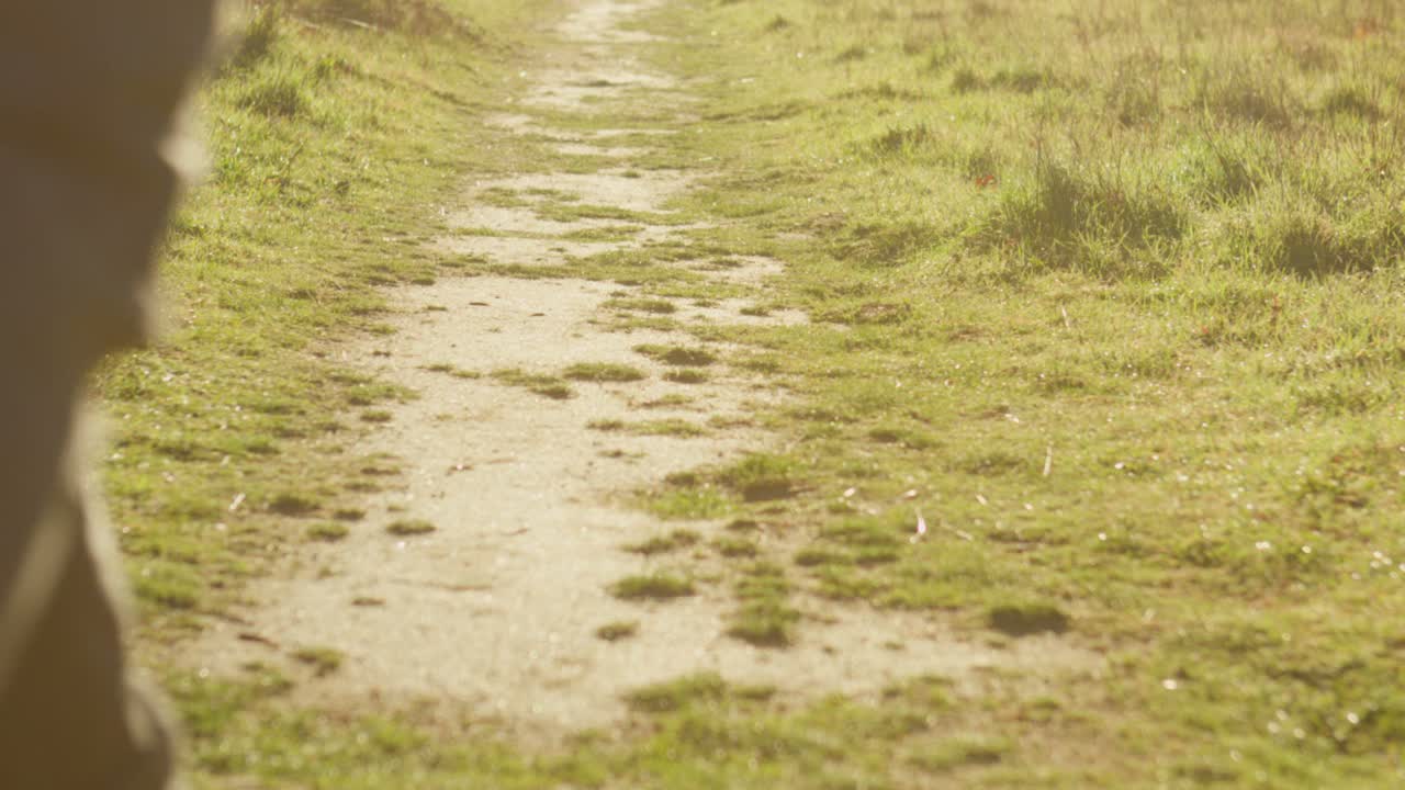 숲을 향한 길을 달리는 부부의 발을 클로즈업
