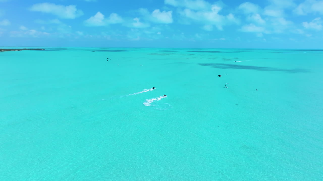 다양한 흥미진진한 물 활동을 보여주는 넓은 을 추적합니다.