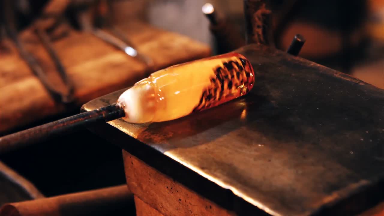 Glasbläser, der ein geschmolzenes Glas formt