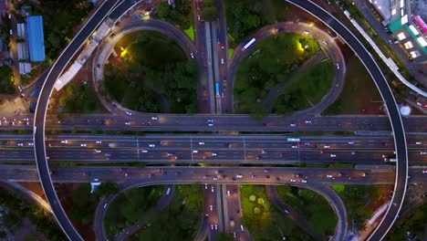vista superior de imágenes de hermosos paisajes por encima de la nueva intersección de semanggi road por la noche en jakarta, indonesia. filmado en resolución 4k