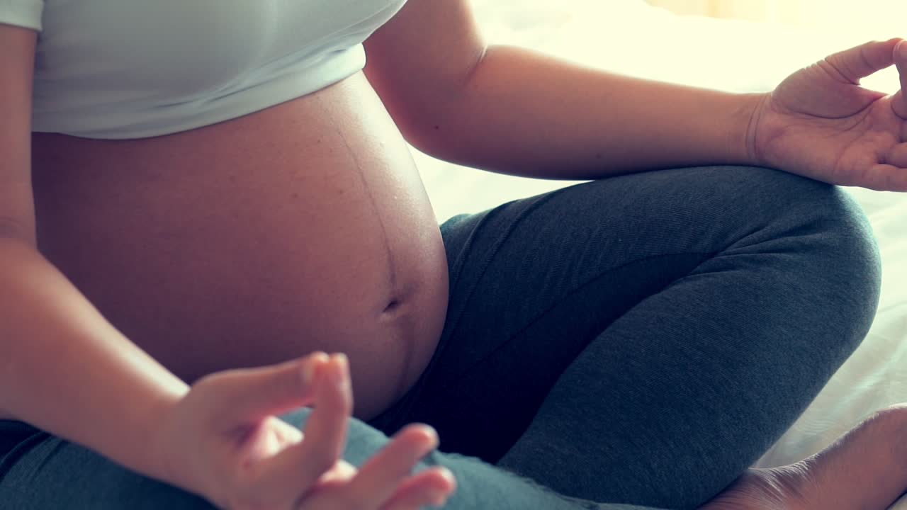 행복한 임신한 여성과 집에서 아기를 기대하고 있습니다.