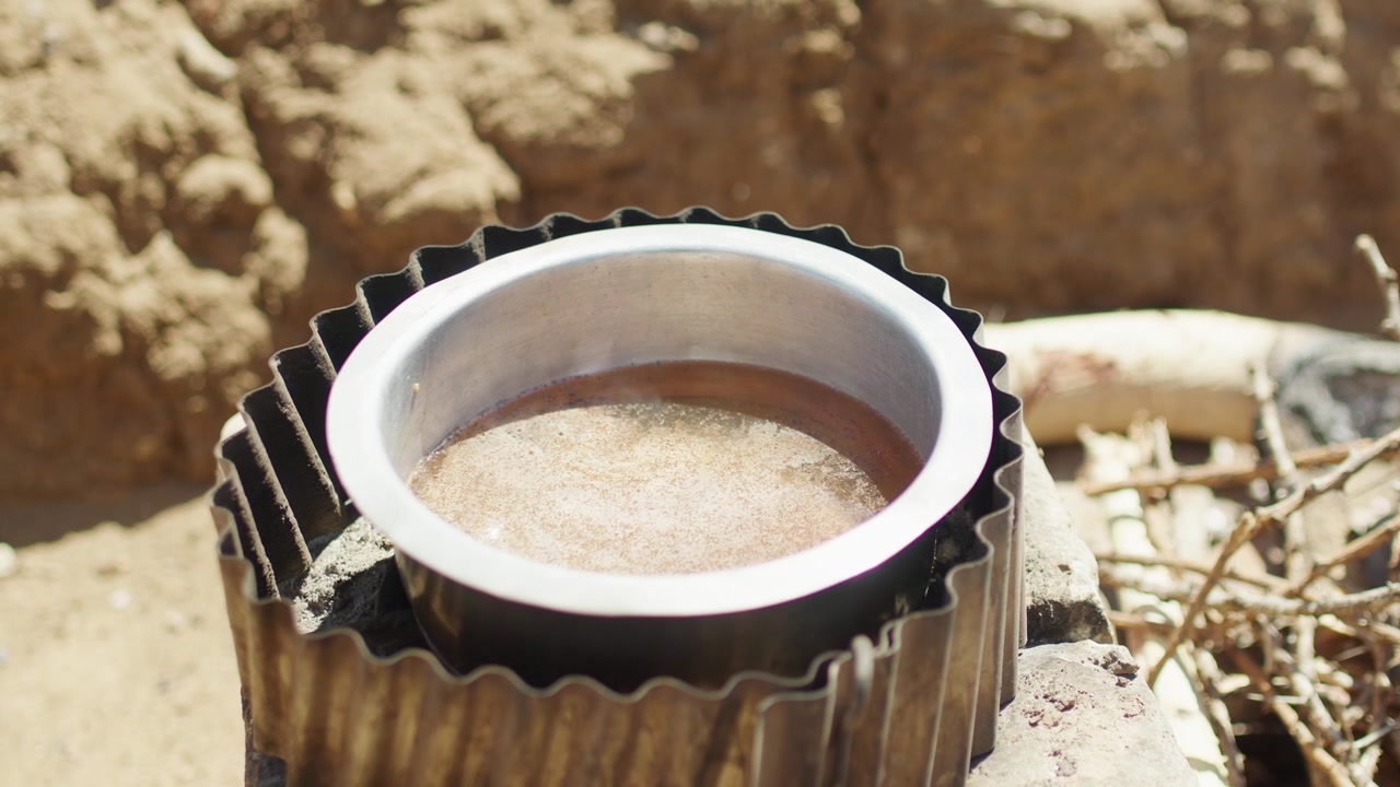 Thé africain sur un réchaud traditionnel.