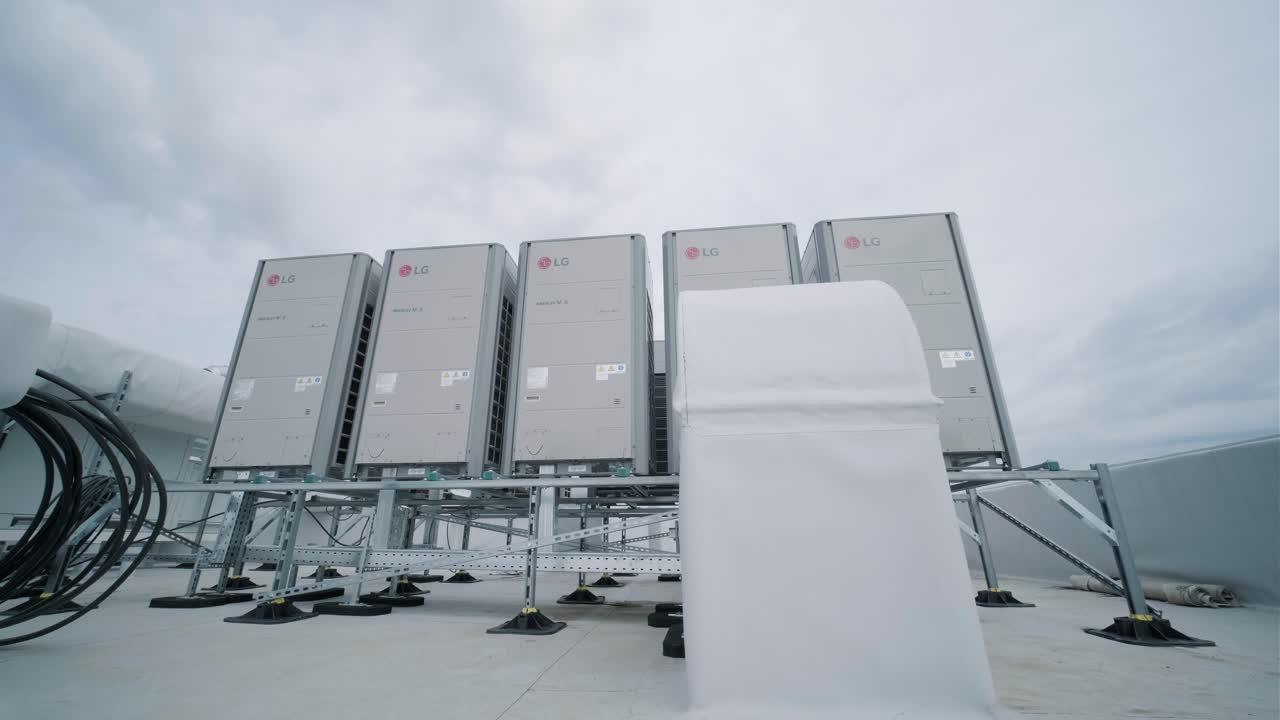 The air conditioning and ventilation system of a large industrial facility is located on the roof. It includes an air conditioner, smoke exhaust, and ventilation.