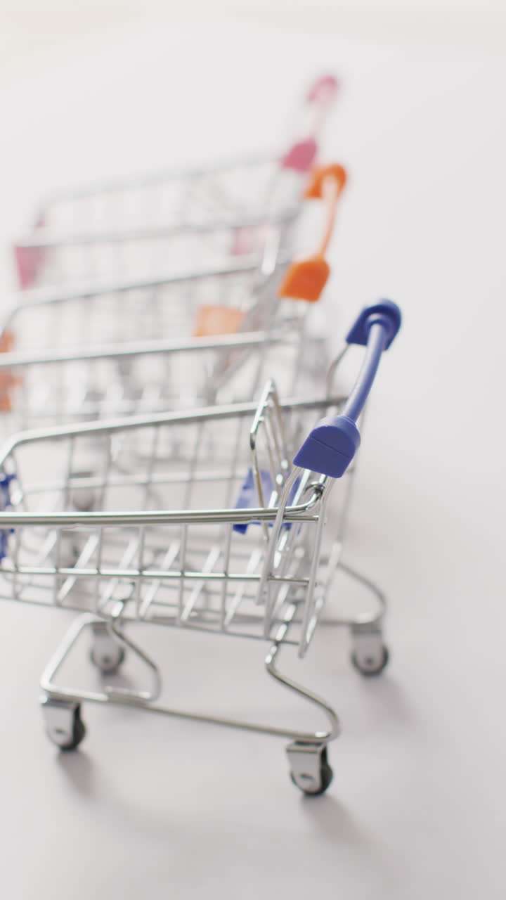 video vertical de carros de compras vacíos sobre un fondo blanco