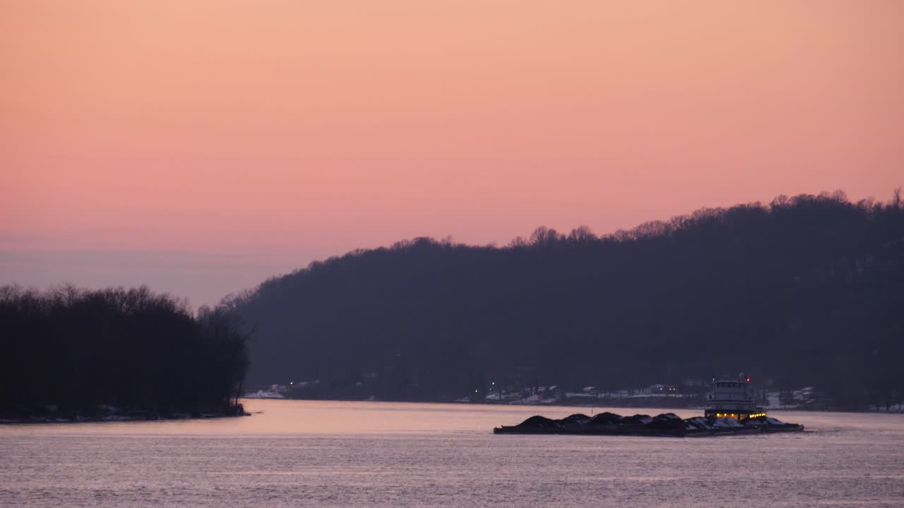 황혼에 겨울 동안 오하이오 강에 바지선
