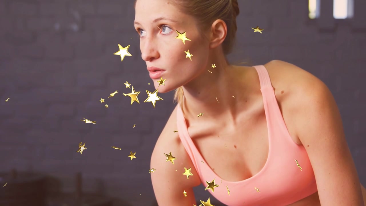 Donna che afferra un manubrio, facendo curl per il fitness mentre la telecamera si sposta e stelle dorate la oscurano.