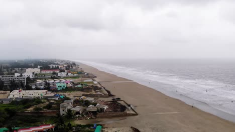 Luftaufnahme-Von-Hotels-Am-Strand-Von-Mardarmani-Bei-Bewölktem-Wetter