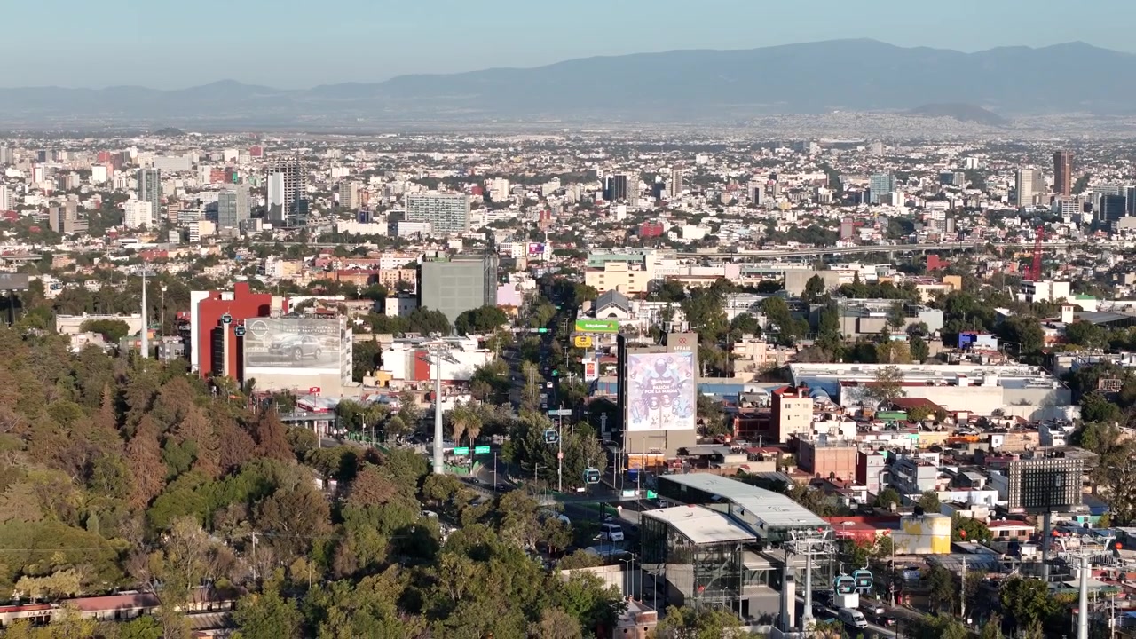 Chapultepec'teki Yeni Meksika Şehri teleferiğinin havadan görünümü.