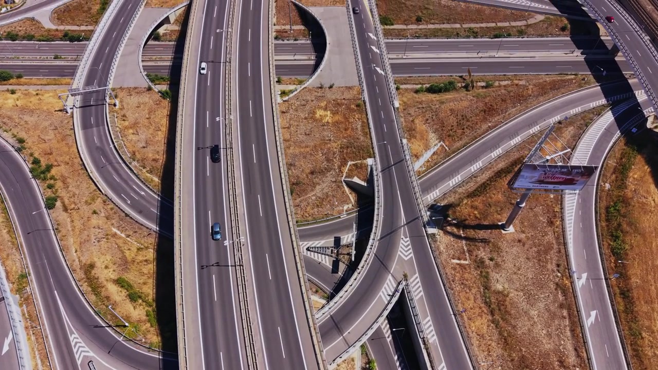 Curve e corsie autostradali viste dall'alto in un'area trafficata