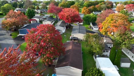 Casas-Prefabricadas-En-Suburbio-Americano-Durante-El-Otoño.