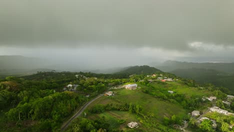 Casas-Tradicionales-Bajan-En-La-Cima-De-Una-Colina-En-El-Campo-Rural