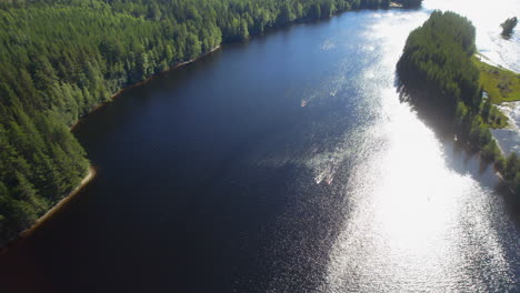 Disparo-De-Drones-De-Un-Grupo-De-Personas-En-Kayak-En-Un-Río-En-El-Bosque