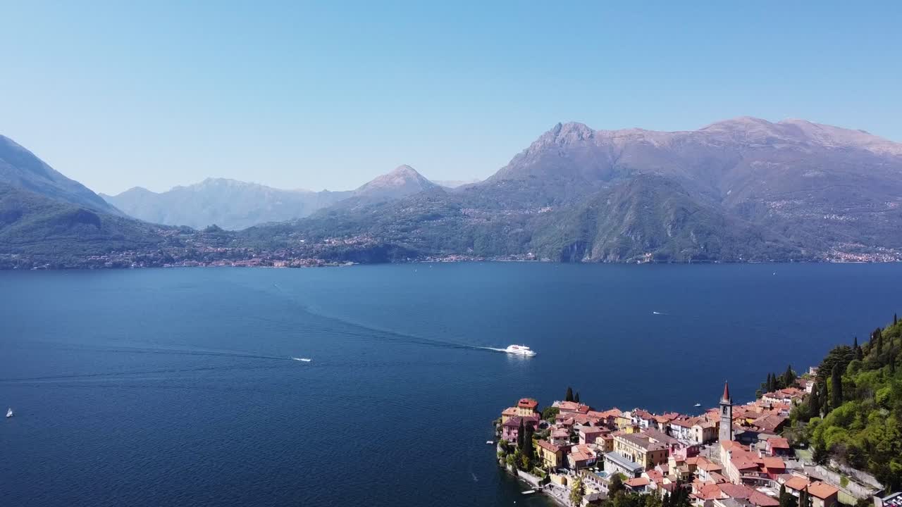 vuelo sobre el lago como, la ciudad de varena y las montañas en el lago