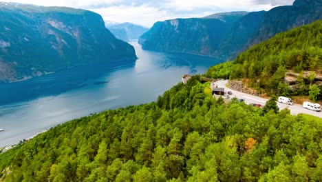 Stegastein-Aussichtspunkt-Wunderschöne-Natur-Norwegen.