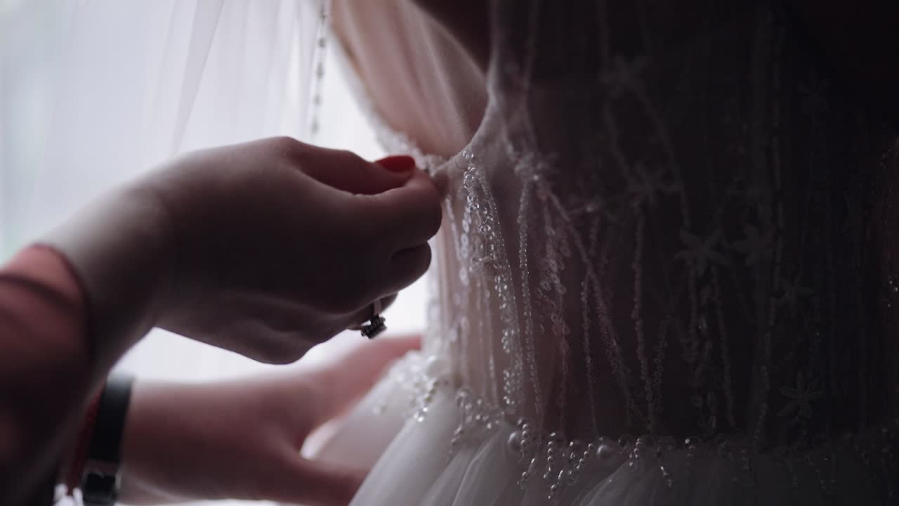 신부 의  ⁇  을  ⁇ 고 웨딩 드레스 를 입히는 것 을 도와주고, 아침 에 신부 를  ⁇  옷 으로 준비 한다