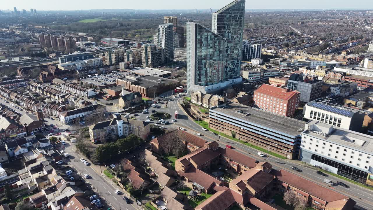 Birleşik Krallık, Doğu Londra, Ilford şehir merkezinin drone ile çekilmiş havadan gezinen görüntüsü.