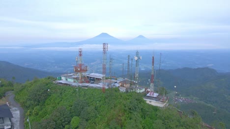 Vista-De-Drones-De-La-Montaña-Telomoyo-Con-Edificio-De-Torre-Celular