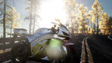 Sportbike-Auf-Drei-Straßen-Im-Wald-Mit-Sonnenstrahlen