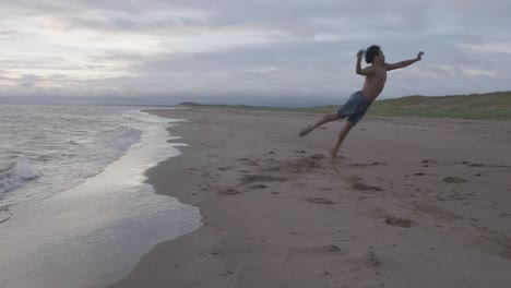 Tänzer-Springen-Auf-Sonnenaufgang-Am-Strand