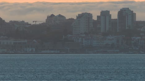 Majestuosa-Vista-Del-Cielo-Nocturno-Oscuro-Con-Faro-Que-Da-Luz-En-Cascais